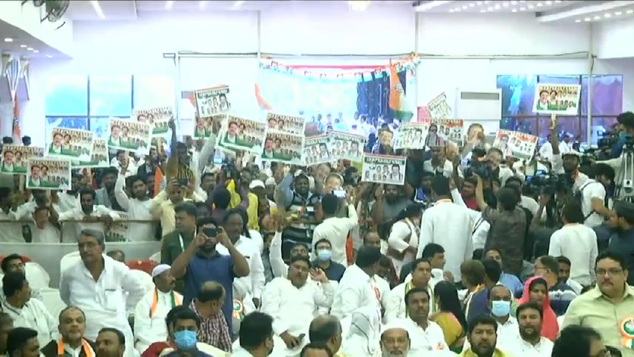 ಸಮಾರಂಭದ ವೇಳೆ ಶಾಸಕ ಝಮೀರ್ ಬೆಂಬಲಿಗರ ವರ್ತನೆಗೆ ಕೈನಾಯಕರು ಆಕ್ರೋಶ