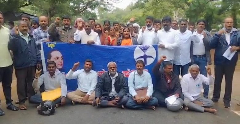 ಮೈಸೂರು: ಸಂಸದ ಪ್ರತಾಪ್ ಸಿಂಹ ಹೇಳಿಕೆ ಖಂಡಿಸಿ ದಸಂಸ ಧರಣಿ