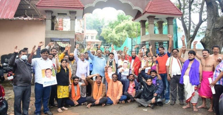ಮೈಸೂರು: ಹಂಸಲೇಖ ಅವರನ್ನು ಬಂಧಿಸುವಂತೆ ಒತ್ತಾಯಿಸಿ ಬ್ರಾಹ್ಮಣ ಯುವ ವೇದಿಕೆ ಪ್ರತಿಭಟನೆ