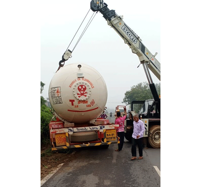 ಪಾಣೆಮಂಗಳೂರು: ರಸ್ತೆ ಬದಿಗೆ ಸರಿದು ಅಪಾಯಕಾರಿ ಸ್ಥಿತಿಯಲ್ಲಿ ನಿಂತ ಗ್ಯಾಸ್ ಟ್ಯಾಂಕರ್