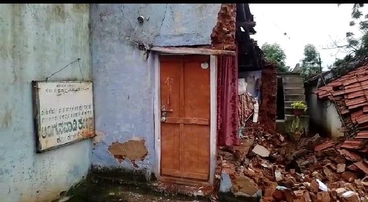 ಹನೂರು: ಮಳೆಗೆ ನೆಲಕ್ಕುರುಳಿದ ಅಂಗನವಾಡಿ ಕೇಂದ್ರ