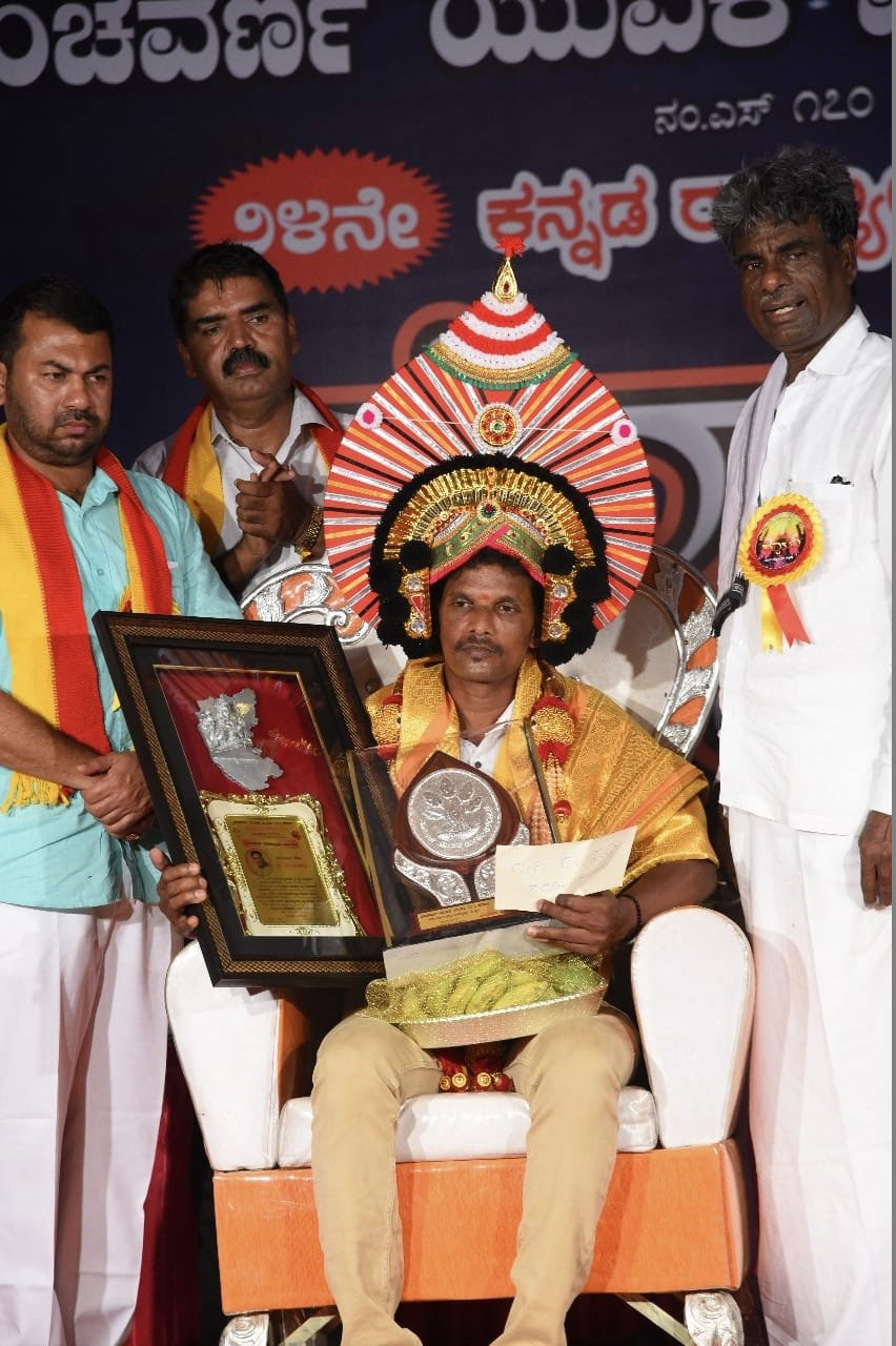 ಸಮಾಜ ಸೇವಕ ರವಿ ಕಟಪಾಡಿಗೆ ಪಂಚವರ್ಣ ರಾಜ್ಯೋತ್ಸವ ಪ್ರಶಸ್ತಿ ಪ್ರದಾನ