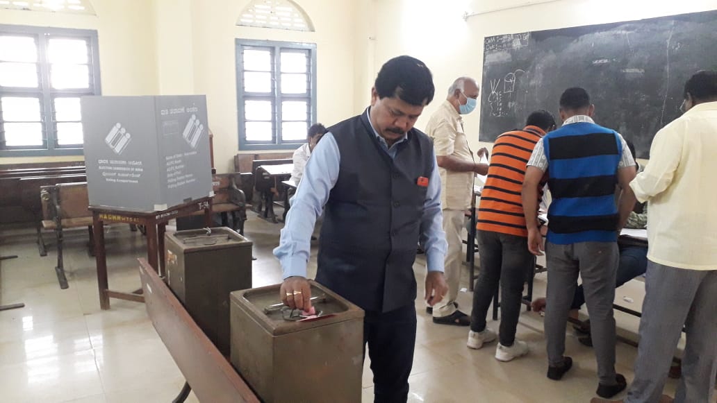 ಮೈಸೂರು ಜಿಲ್ಲಾ ಕನ್ನಡ ಸಾಹಿತ್ಯ ಪರಿಷತ್ತಿನ ಅಧ್ಯಕ್ಷ ಸ್ಥಾನಕ್ಕೆ ಮತದಾನ