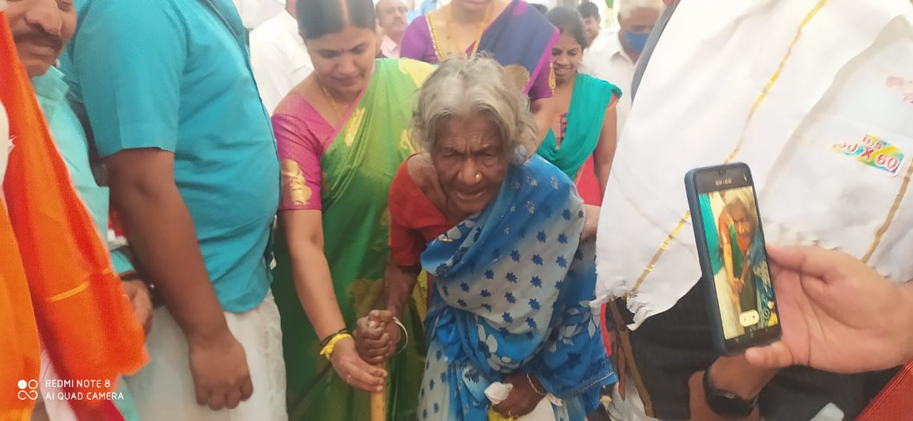 ಚಿಕ್ಕಮಗಳೂರು:ವೃದ್ಧೆ ಭಿಕ್ಷುಕಿಯಿಂದ ದೇವಸ್ಥಾನಕ್ಕೆ 20 ಸಾವಿರ ರೂ. ದೇಣಿಗೆ!