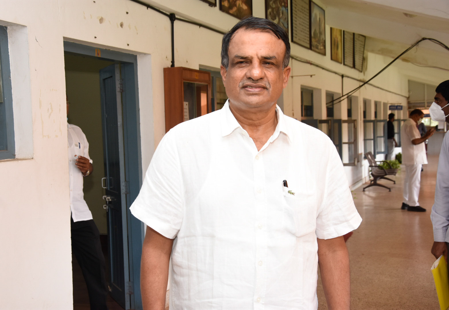 ವಿಧಾನ ಪರಿಷತ್ ಚುನಾವಣೆ: ಕಾಂಗ್ರೆಸ್ ಅಭ್ಯರ್ಥಿ ಮಂಜುನಾಥ್ ಭಂಡಾರಿ ನಾಮಪತ್ರ ಸಲ್ಲಿಕೆ