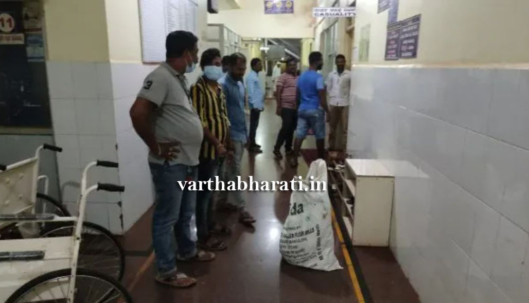 ಭಟ್ಕಳ: ತನ್ನನ್ನು ಕಚ್ಚಿದ ಹೆಬ್ಬಾವನ್ನೇ ಹೊತ್ತುಕೊಂಡು ಬಂದು ಆಸ್ಪತ್ರೆಯಲ್ಲಿ ಚಿಕಿತ್ಸೆಗೆ ದಾಖಲಾದ ವ್ಯಕ್ತಿ !