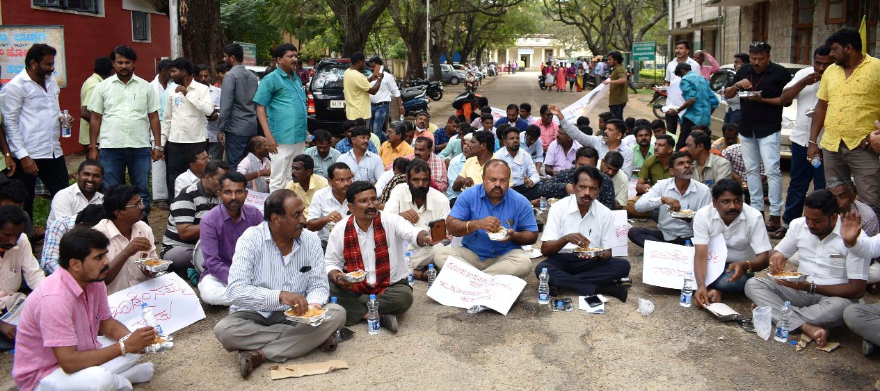 ಸಮಾನ ಮನಸ್ಕರ ವೇದಿಕೆಯಿಂದ ಹಂಸಲೇಖ ಹೇಳಿಕೆಗೆ ಬೆಂಬಲ; ಮಾಂಸ ಸೇವನೆ ಮೂಲಕ ಮಂಡ್ಯದಲ್ಲಿ ಪ್ರತಿಭಟನೆ
