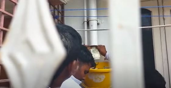 ಕಲಬುರ್ಗಿ: ಅಧಿಕಾರಿಯ ಮನೆಯ ಪೈಪಿನಿಂದ ಹೊರ ಬಂತು ಕಂತೆ ಕಂತೆ ನೋಟುಗಳು !