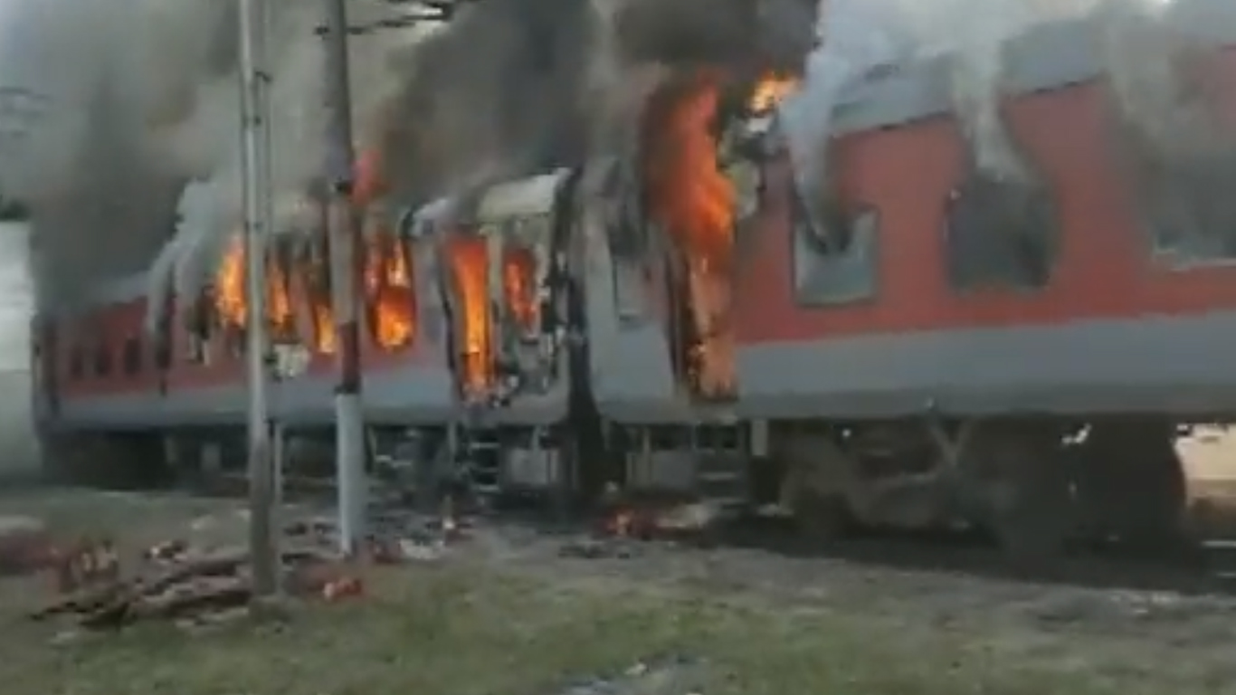 ಉಧಮ್‌ಪುರ-ದುರ್ಗ ಎಕ್ಸ್‌ಪ್ರೆಸ್‌ನ ಎರಡು ಬೋಗಿಗೆ ಹೊತ್ತಿಕೊಂಡ ಬೆಂಕಿ
