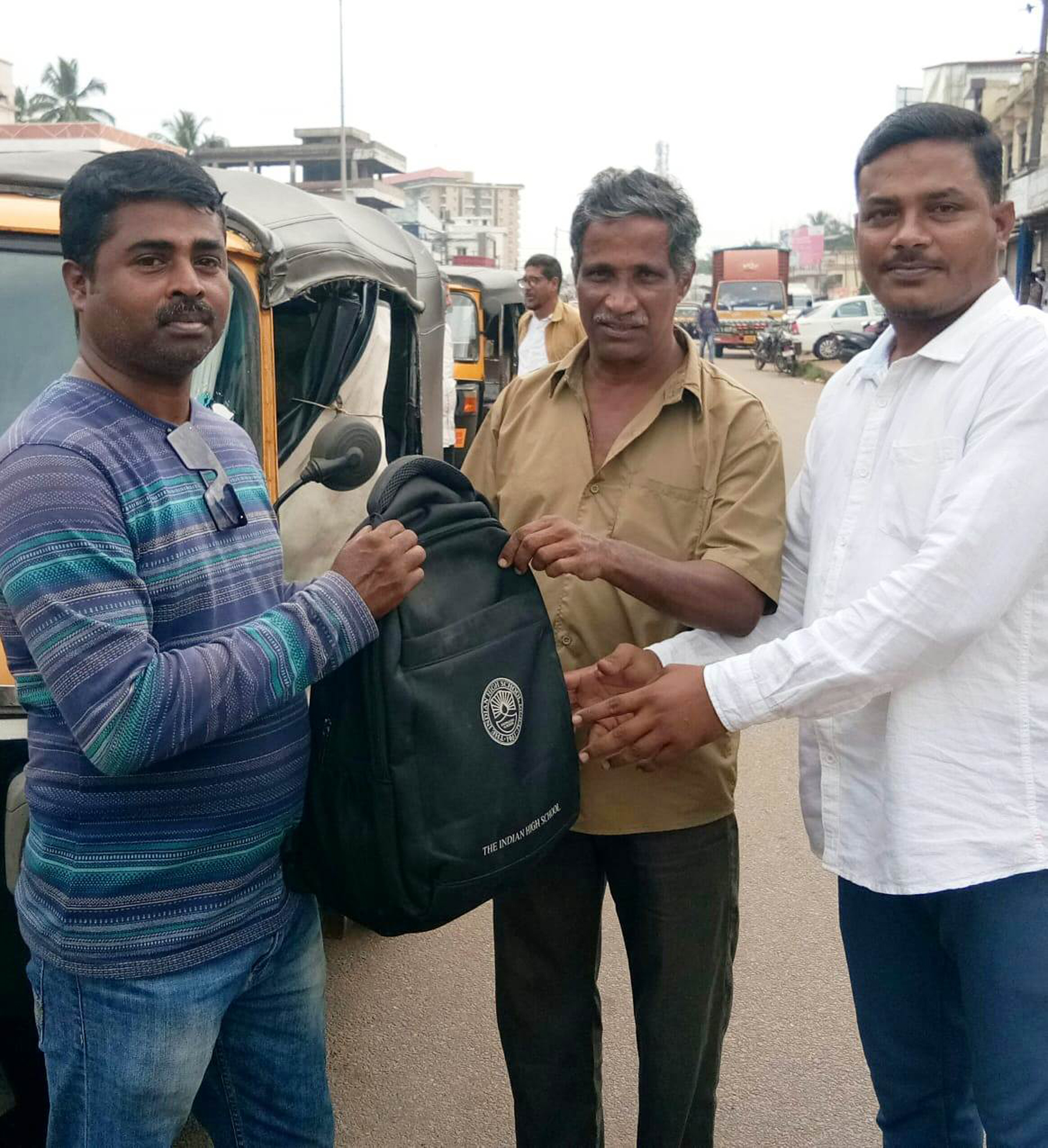 ಪಡುಬಿದ್ರಿ: ಬ್ಯಾಗ್ ಮರಳಿಸಿ ಪ್ರಾಮಾಣಿಕತೆ ಮೆರೆದ ರಿಕ್ಷಾ ಚಾಲಕ