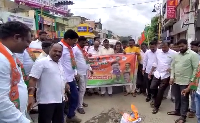 ಚಾಮರಾಜನಗರ: ಹೊಟ್ಟೆಪಾಡಿಗೆ ದಲಿತರು ಬಿಜೆಪಿಯಲ್ಲಿ ಇದ್ದಾರೆ ಎಂಬ ಸಿದ್ದರಾಮಯ್ಯ ಹೇಳಿಕೆ ಖಂಡಿಸಿ ಬಿಜೆಪಿ ಪ್ರತಿಭಟನೆ