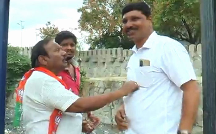 ಪ್ರತಿಕೃತಿ ದಹನಕ್ಕೆ ಆಕ್ಷೇಪ: ಪೊಲೀಸ್ ಸಿಬ್ಬಂದಿಗೆ ಬಿಜೆಪಿ ಮಾಜಿ ಶಾಸಕ ಪಾಪಾರೆಡ್ಡಿ ಕಪಾಳಮೋಕ್ಷ; ಆರೋಪ