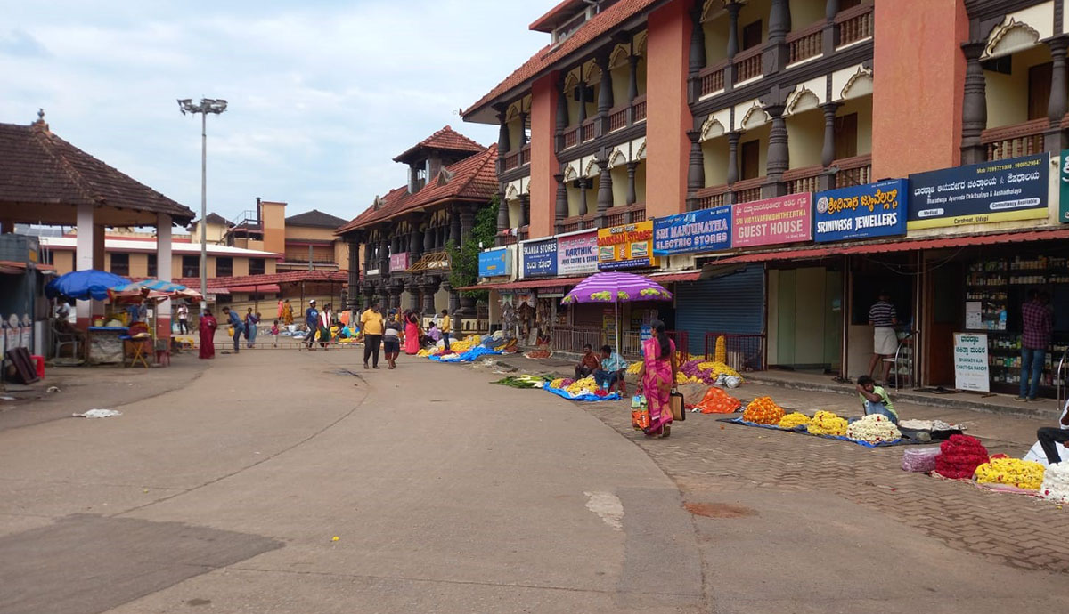 ಉಡುಪಿ; ಬೆಲೆ ಏರಿಕೆ ಮಧ್ಯೆಯೂ ದೀಪಾವಳಿ ಹಬ್ಬದ ಖರೀದಿ: ತರಕಾರಿ, ಹೂವು ದರ ಹೆಚ್ಚಳ