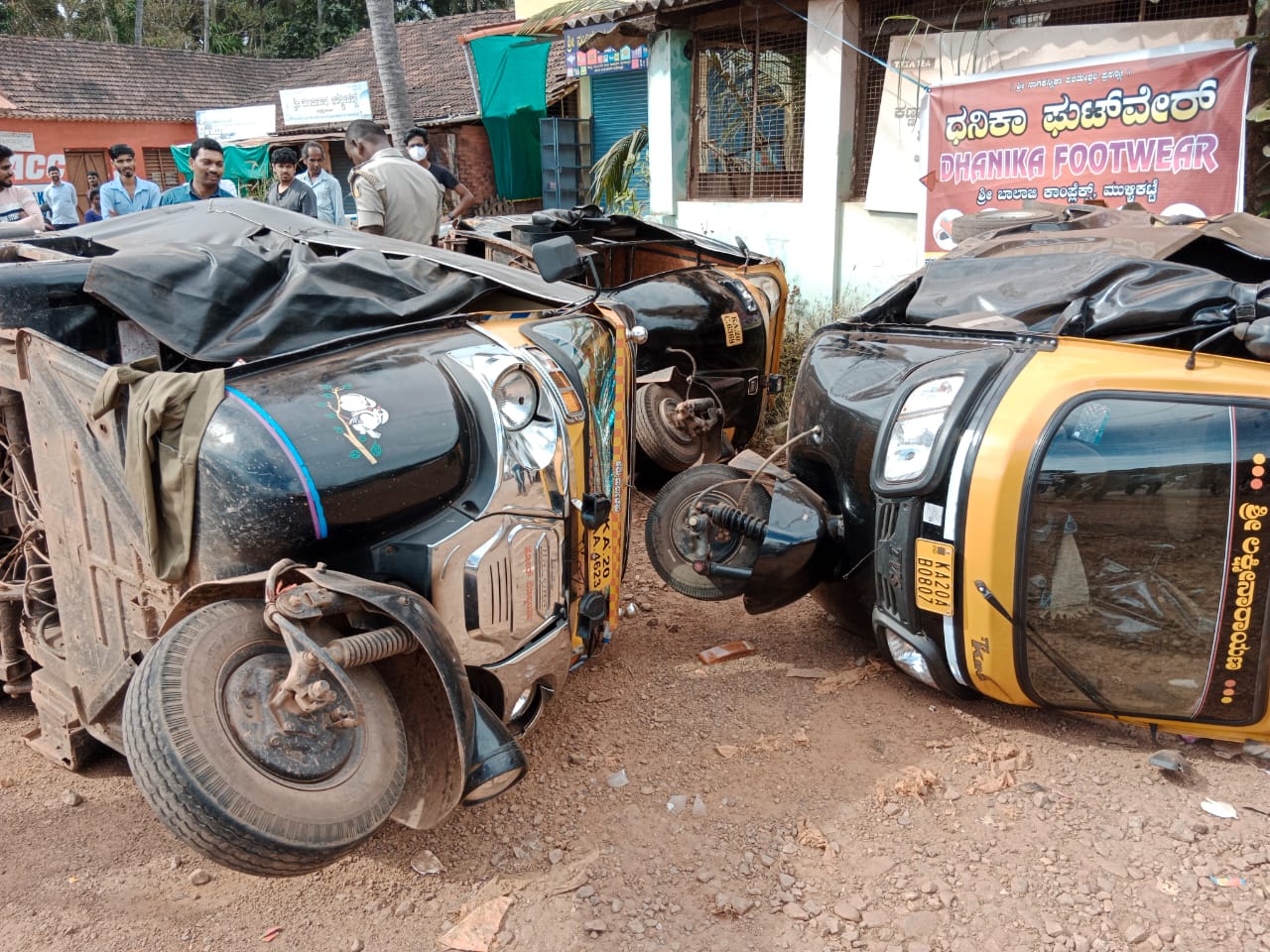 ಕುಂದಾಪುರ : ಆಟೋ ಪಾರ್ಕಿಂಗ್ ಗೆ ನುಗ್ಗಿದ ಟಿಪ್ಪರ್; ನಾಲ್ಕು ರಿಕ್ಷಾಗಳು ಜಖಂ