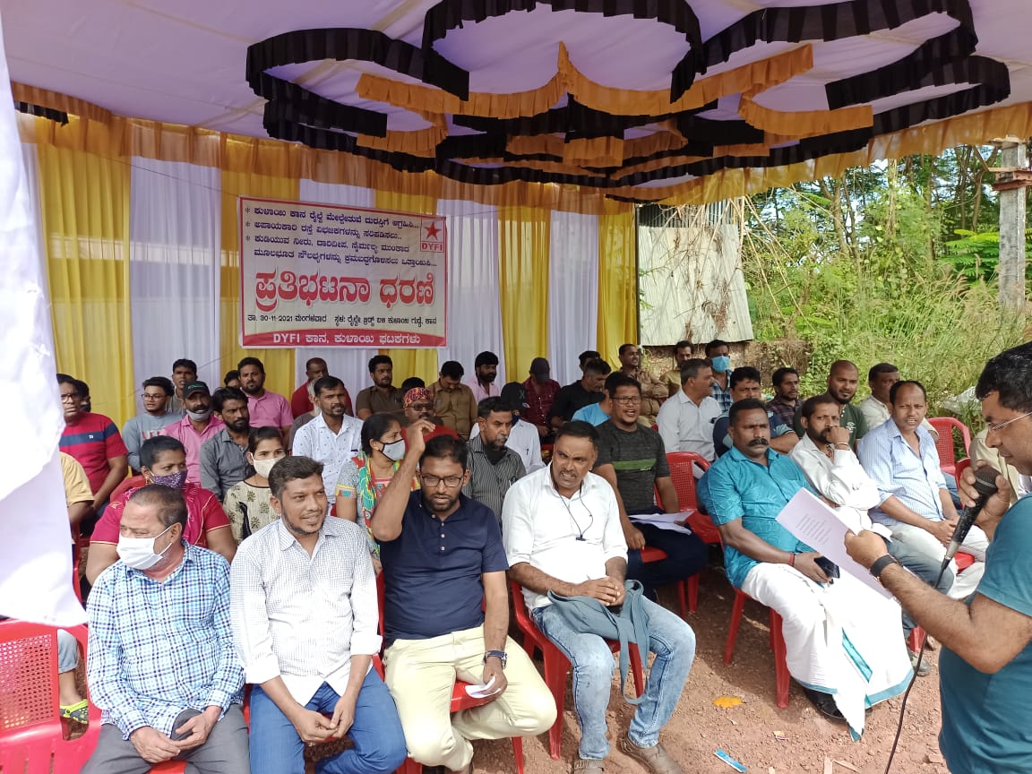 ಕುಳಾಯಿ: ರಸ್ತೆ ದುರವಸ್ಥೆ, ಜಲಸಿರಿ ಯೋಜನೆಯ ಅವ್ಯವಸ್ಥೆ ಖಂಡಿಸಿ ಪ್ರತಿಭಟನೆ