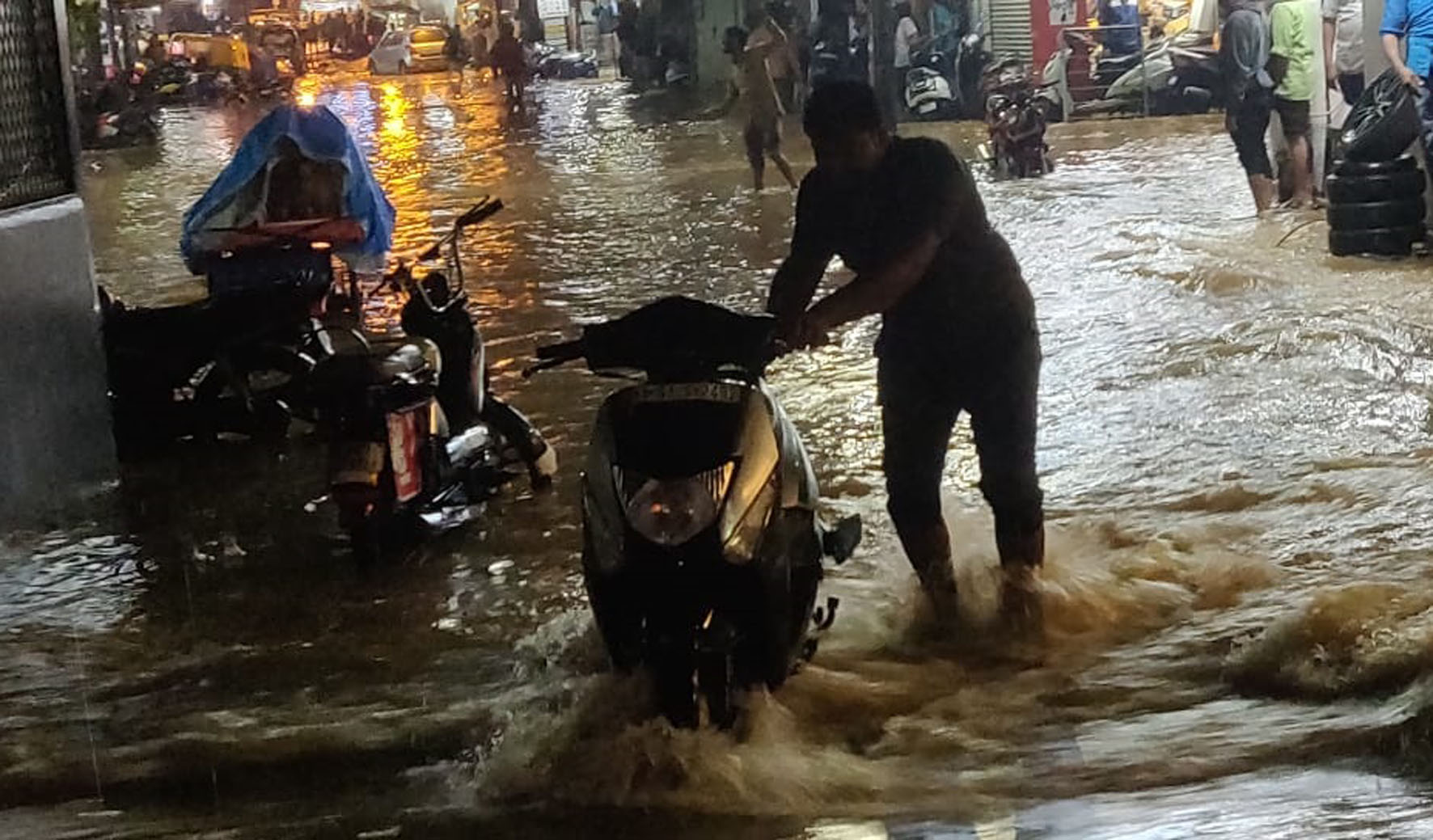 ಬೆಂಗಳೂರಿನಲ್ಲಿ ಧಾರಾಕಾರ ಮಳೆ: ಹಲವು ಪ್ರದೇಶಗಳು ಜಲಾವೃತ