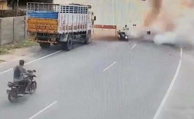 ಸ್ಕೂಟರ್‌ ನಲ್ಲಿ ದೀಪಾವಳಿಗೆಂದು ಪಟಾಕಿ ಸಾಗಿಸುತ್ತಿದ್ದಾಗ ಸ್ಫೋಟಗೊಂಡು ಅಪ್ಪ-ಮಗ ಬಲಿ