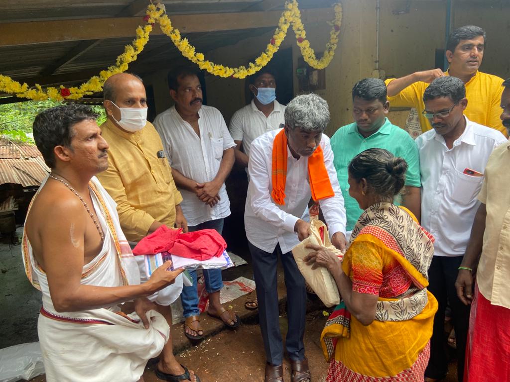 ಉಡುಪಿ: ಗೋಪೂಜೆ ಮಾಡಿದ ಸಚಿವ ಕೋಟ ಶ್ರೀನಿವಾಸ ಪೂಜಾರಿ