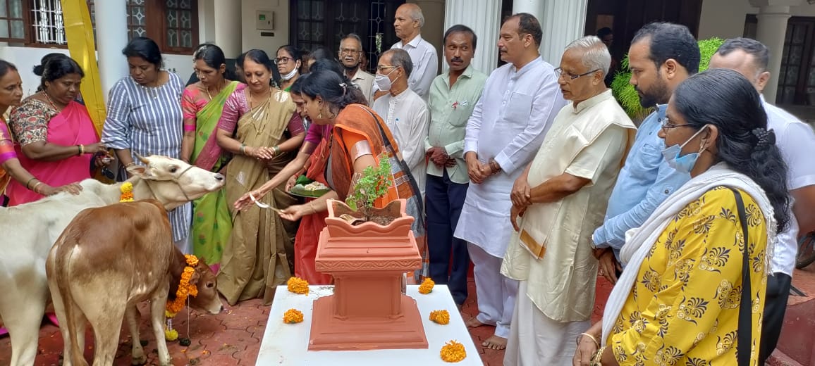 ಮಂಗಳೂರು: ಮಹಿಳಾ ಕಾಂಗ್ರೆಸ್ ವತಿಯಿಂದ ಗೋಪೂಜೆ ಆಚರಣೆ