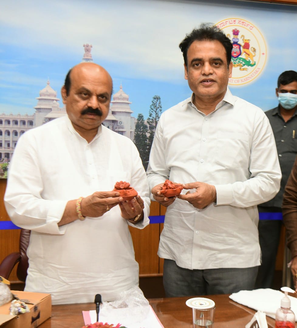 ಪರಿಸರಸ್ನೇಹಿ ದೀಪಗಳನ್ನು ಬಿಡುಗಡೆ ಮಾಡಿದ ಸಿಎಂ ಬೊಮ್ಮಾಯಿ