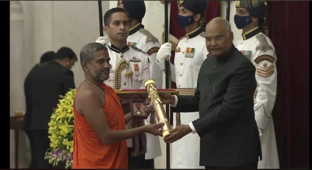 ಶ್ರೀ ವಿಶ್ವೇಶತೀರ್ಥರಿಗೆ ಮರಣೋತ್ತರ ಪದ್ಮವಿಭೂಷಣ ಪ್ರಶಸ್ತಿ ಪ್ರದಾನ