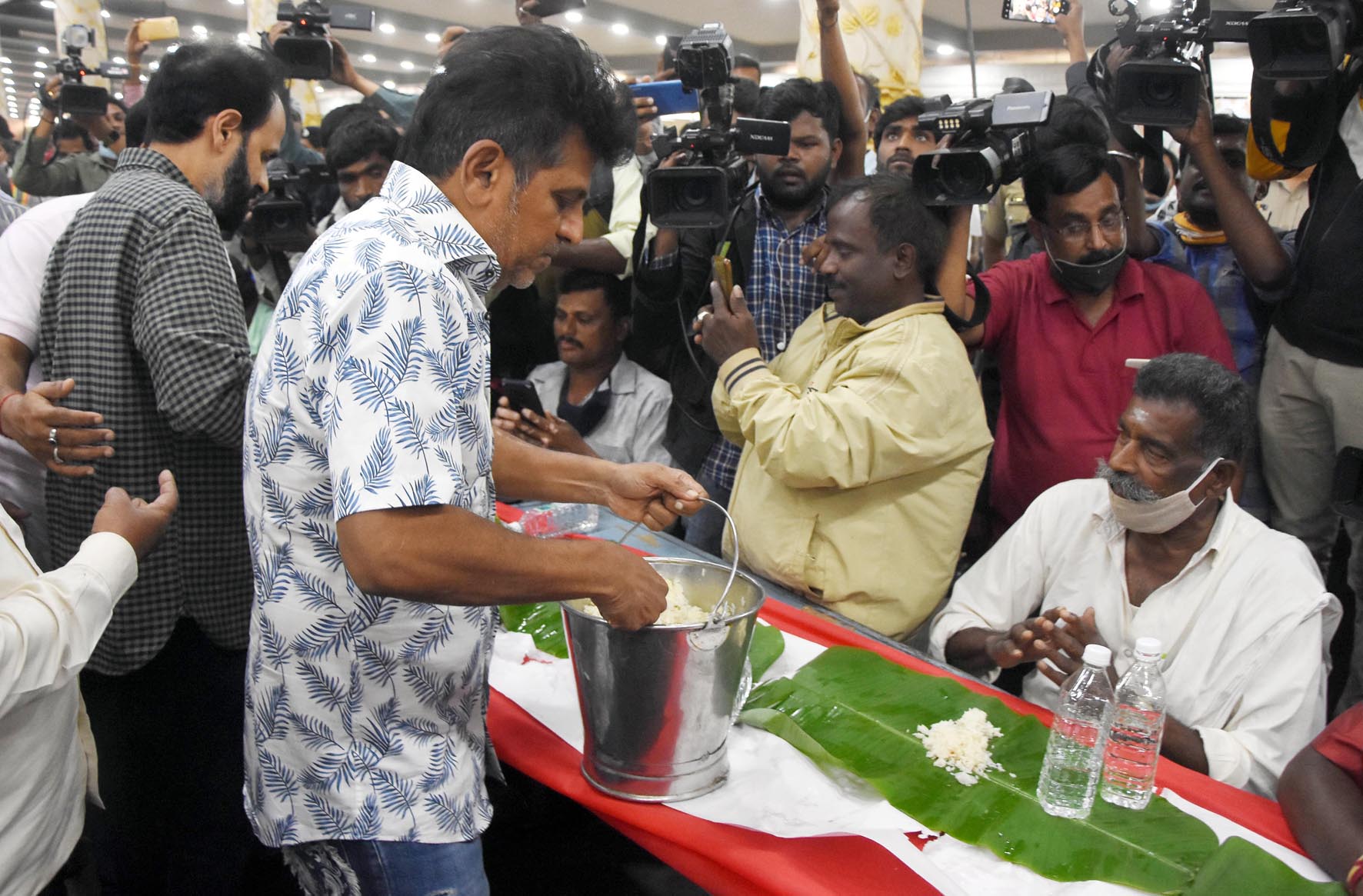 ಪುನೀತ್‌ ರಾಜ್‌ ಕುಮಾರ್‌ ಕುಟುಂಬದಿಂದ ಅನ್ನ ಸಂತರ್ಪಣೆ: ಹರಿದು ಬಂದ ಜನಸಾಗರ