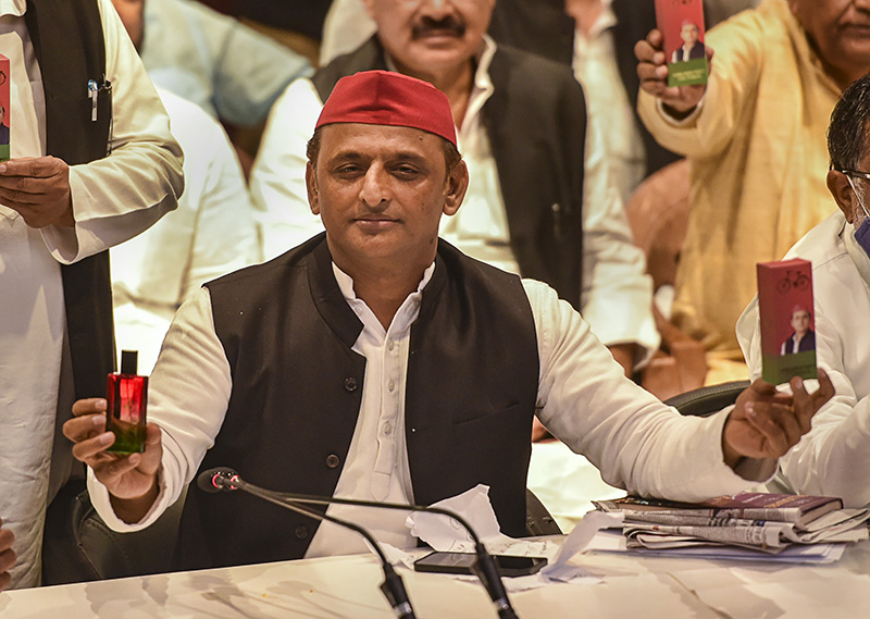 ಸುಳ್ಳಿನ ಮೂಲಕ ಅರಳಿದ ʼಹೂವುʼ ಪರಿಮಳ ಬೀರದು: ಸಮಾಜವಾದಿ ಸುಗಂಧದ್ರವ್ಯ ಬಿಡುಗಡೆಗೊಳಿಸಿದ ಅಖಿಲೇಶ್‌