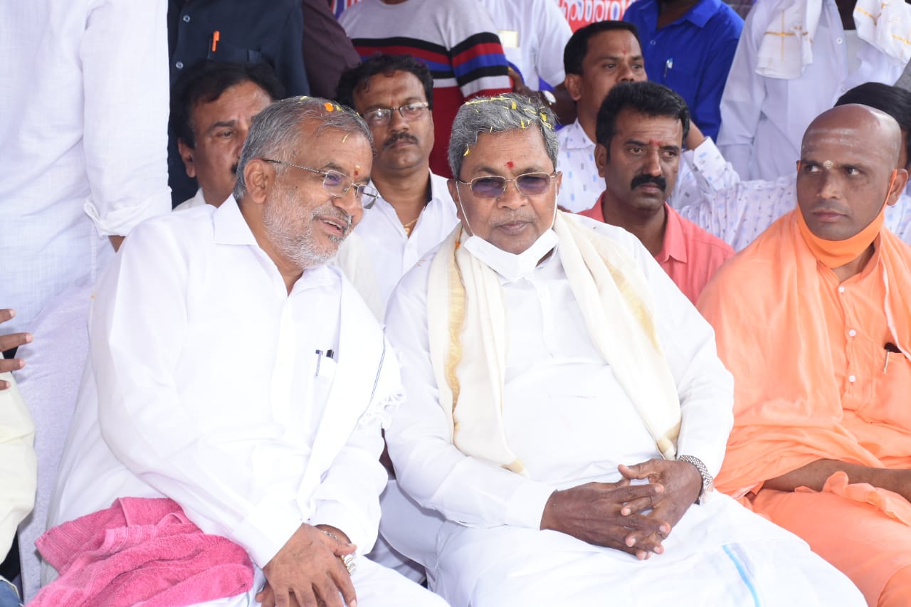 ಒಂದೇ ವೇದಿಕೆ ಹಂಚಿಕೊಂಡ ವಿಪಕ್ಷ ನಾಯಕ ಸಿದ್ದರಾಮಯ್ಯ ಹಾಗೂ ಶಾಸಕ ಜಿ.ಟಿ. ದೇವೇಗೌಡ