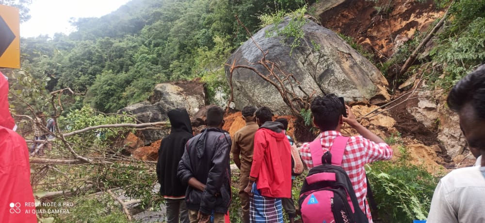 ಹನೂರು: ಭೂ ಕುಸಿತದಿಂದಾಗಿ ರಸ್ತೆ ಸಂಚಾರ ಸ್ಥಗಿತ