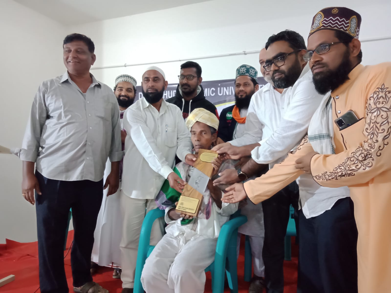 ಪದ್ಮಶ್ರೀ ಪುರಸ್ಕೃತ ಹರೇಕಳ ಹಾಜಬ್ಬರಿಗೆ ದಾರುಲ್ ಹುದಾ ಕ್ಯಾಂಪಸ್ ನಲ್ಲಿ ಸನ್ಮಾನ