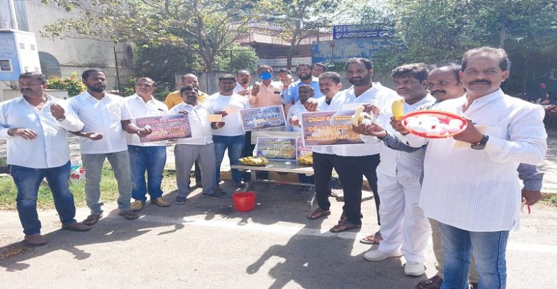 ಮಕ್ಕಳಿಗೆ ಮೊಟ್ಟೆ ನೀಡುತ್ತಿರುವುದನ್ನು ವಿರೋಧಿಸುತ್ತಿರುವ ಮಠಾಧೀಶರ ನಡೆ ಖಂಡಿಸಿ ಮೈಸೂರಿನಲ್ಲಿ ಪ್ರತಿಭಟನೆ