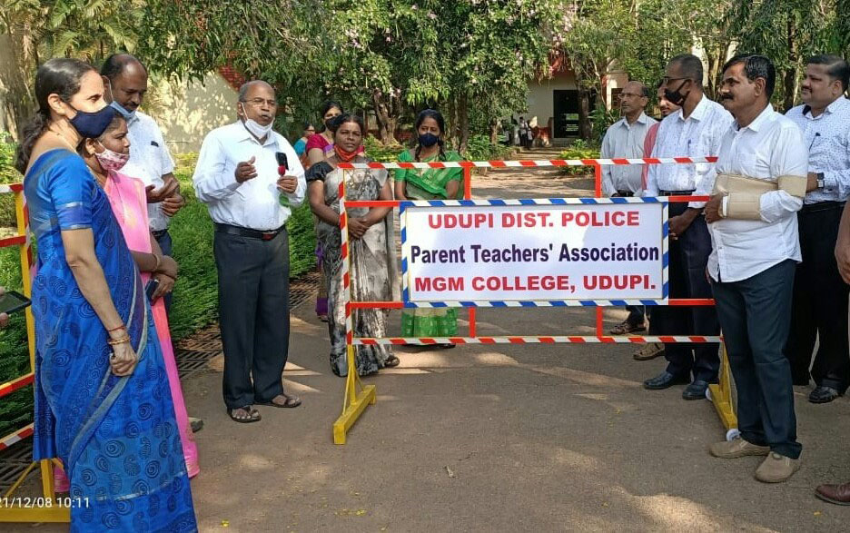 ಉಡುಪಿ: ರಸ್ತೆ ಸುರಕ್ಷತಾ ಬ್ಯಾರಿಕೇಡ್ ಹಸ್ತಾಂತರ