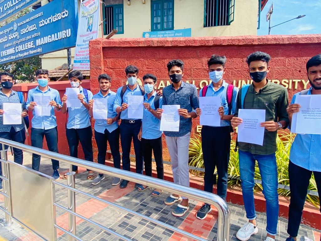 ಮಂಗಳೂರು: ಸಿಎಫ್‌ಐ ಭಿತ್ತಿಪತ್ರ ಪ್ರದರ್ಶನ