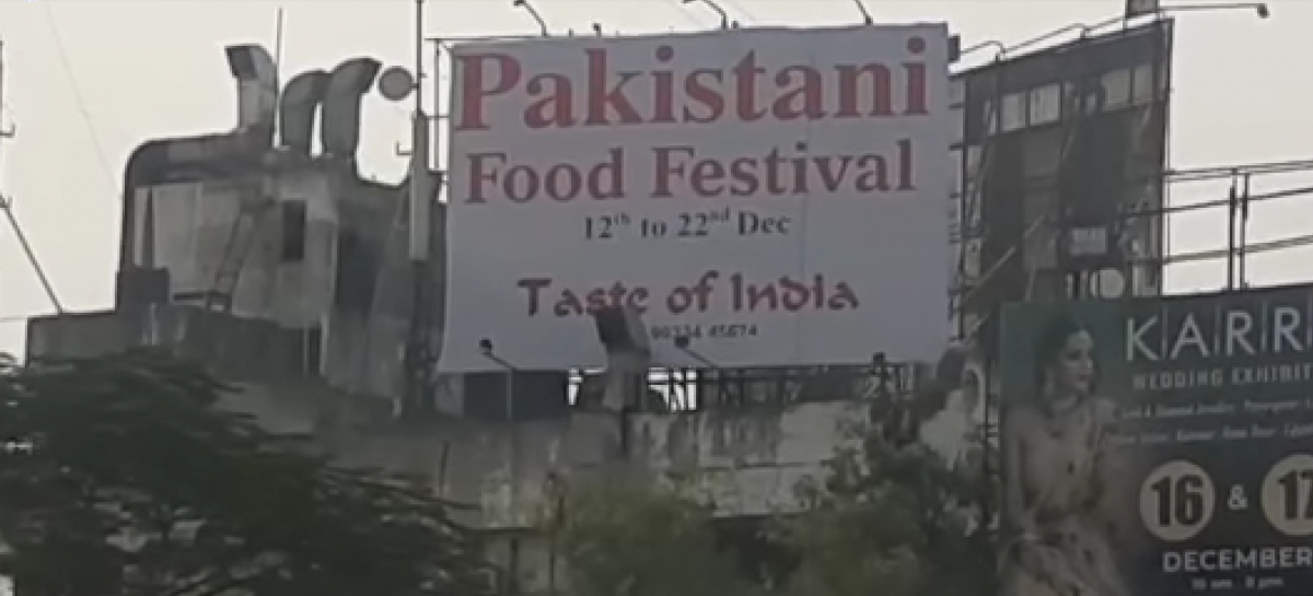 ಪಾಕಿಸ್ತಾನಿ ಆಹಾರೋತ್ಸವ ಏರ್ಪಡಿಸಿದ ರೆಸ್ಟಾರೆಂಟ್ ಬ್ಯಾನರ್‌ ಗಳನ್ನು ಹರಿದು ಹಾಕಿ ಬೆದರಿಸಿದ ಬಜರಂಗದಳ ಕಾರ್ಯಕರ್ತರು