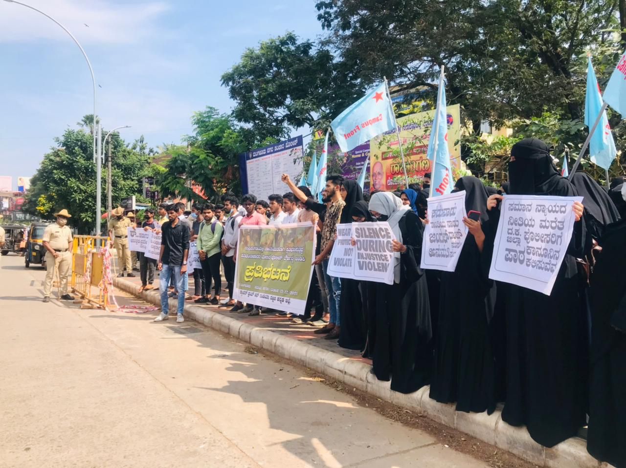 ಉಪ್ಪಿನಂಗಡಿ ಪೊಲೀಸ್ ಲಾಠಿಚಾರ್ಜ್ ಖಂಡಿಸಿ ಮಂಗಳೂರಿನಲ್ಲಿ ಕ್ಯಾಂಪಸ್ ಫ್ರಂಟ್ ಪ್ರತಿಭಟನೆ