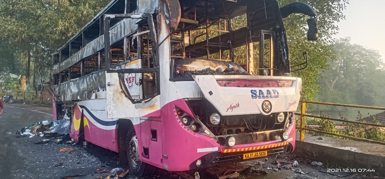 ಕಾರವಾರ; ಹೆದ್ದಾರಿಯಲ್ಲೇ ಹೊತ್ತಿ ಉರಿದ ಬಸ್