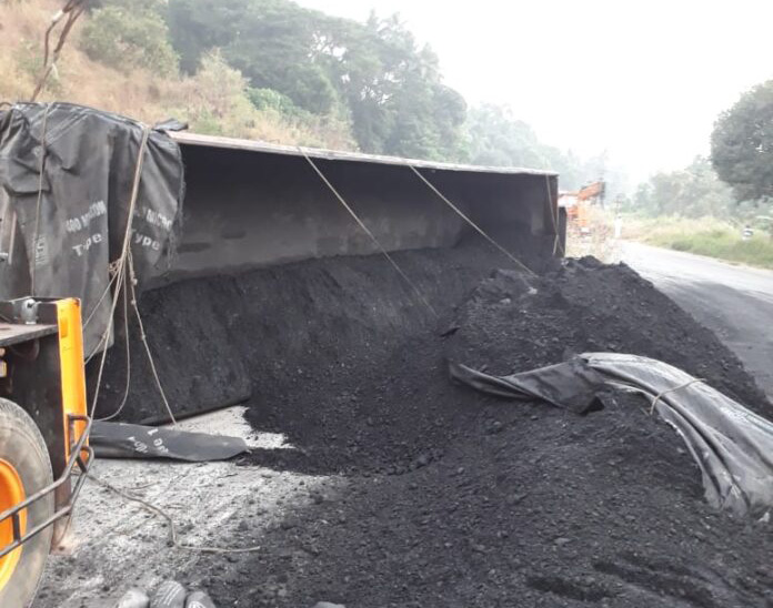 ತುಂಬೆ; ಕಲ್ಲಿದ್ದಲು ಸಾಗಾಟದ ಲಾರಿ ಪಲ್ಟಿ: ಚಾಲಕನಿಗೆ ಗಾಯ