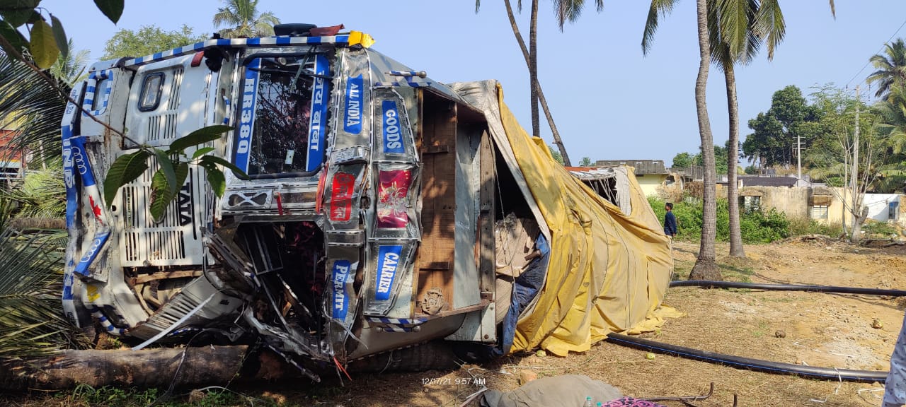 ಕೋಟ : ಚಾಲಕನ ನಿಯಂತ್ರಣ ತಪ್ಪಿದ ಲಾರಿ ಪಲ್ಟಿ