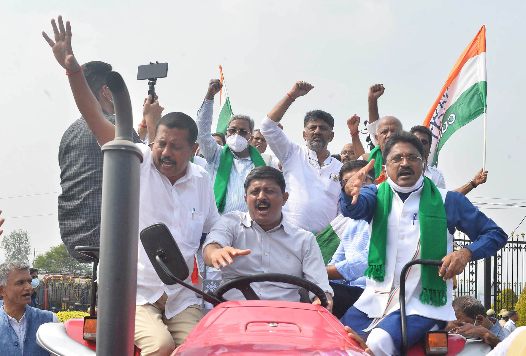 ಕಾಂಗ್ರೆಸ್ ಶಾಸಕರ ಟ್ರ್ಯಾಕ್ಟರ್ ರ್‍ಯಾಲಿಗೆ ತಡೆ: ಪೊಲೀಸರ ವಿರುದ್ಧ ವಿಧಾನ ಪರಿಷತ್ತಿನಲ್ಲಿ ಹಕ್ಕುಚ್ಯುತಿ ಮಂಡನೆ