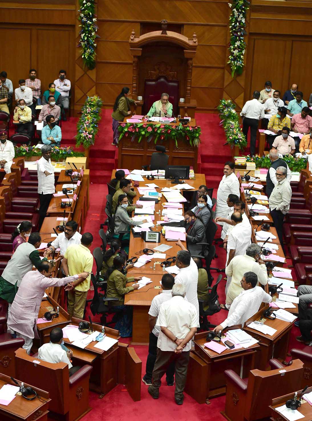 ನೀವೂ ದಿನ ಟ್ರ್ಯಾಕ್ಟರ್ ನಲ್ಲೇ ಸದನಕ್ಕೆ ಬರುತ್ತೀರಾ ಎಂದ ಸಚಿವ ನಾರಾಯಣಗೌಡ ಹೇಳಿಕೆಗೆ ಕಾಂಗ್ರೆಸ್ ಧರಣಿ