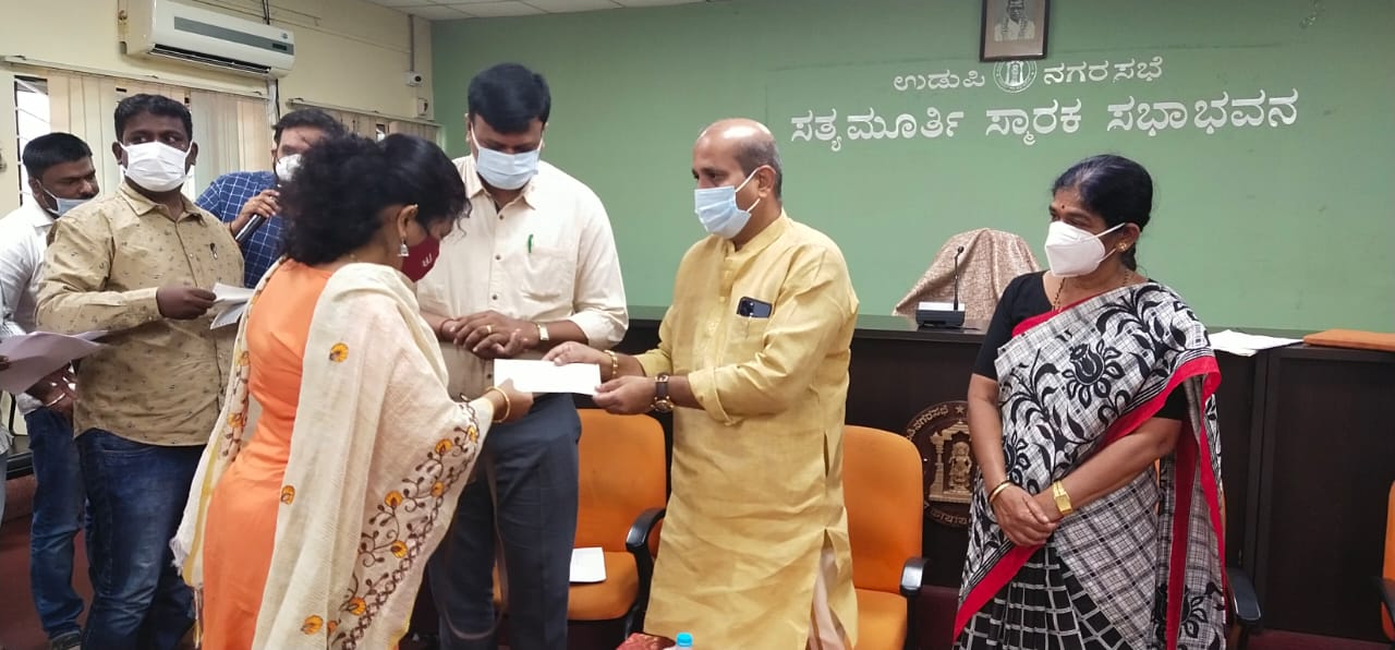 ಉಡುಪಿ: ಕೋವಿಡ್‌ನಿಂದ ಮೃತಪಟ್ಟವರ ಕುಟುಂಬಕ್ಕೆ ಪರಿಹಾರ ಧನ ವಿತರಣೆ