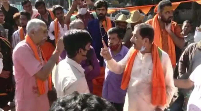 ದತ್ತ ಪೀಠ ಸಂಬಂಧ ವಾಗ್ವಾದ; ವಿಹಿಂಪ ಮುಖಂಡಗೆ ಮಾಜಿ ಸಚಿವರಿಂದ ಹಲ್ಲೆ ಯತ್ನ: ಆರೋಪ