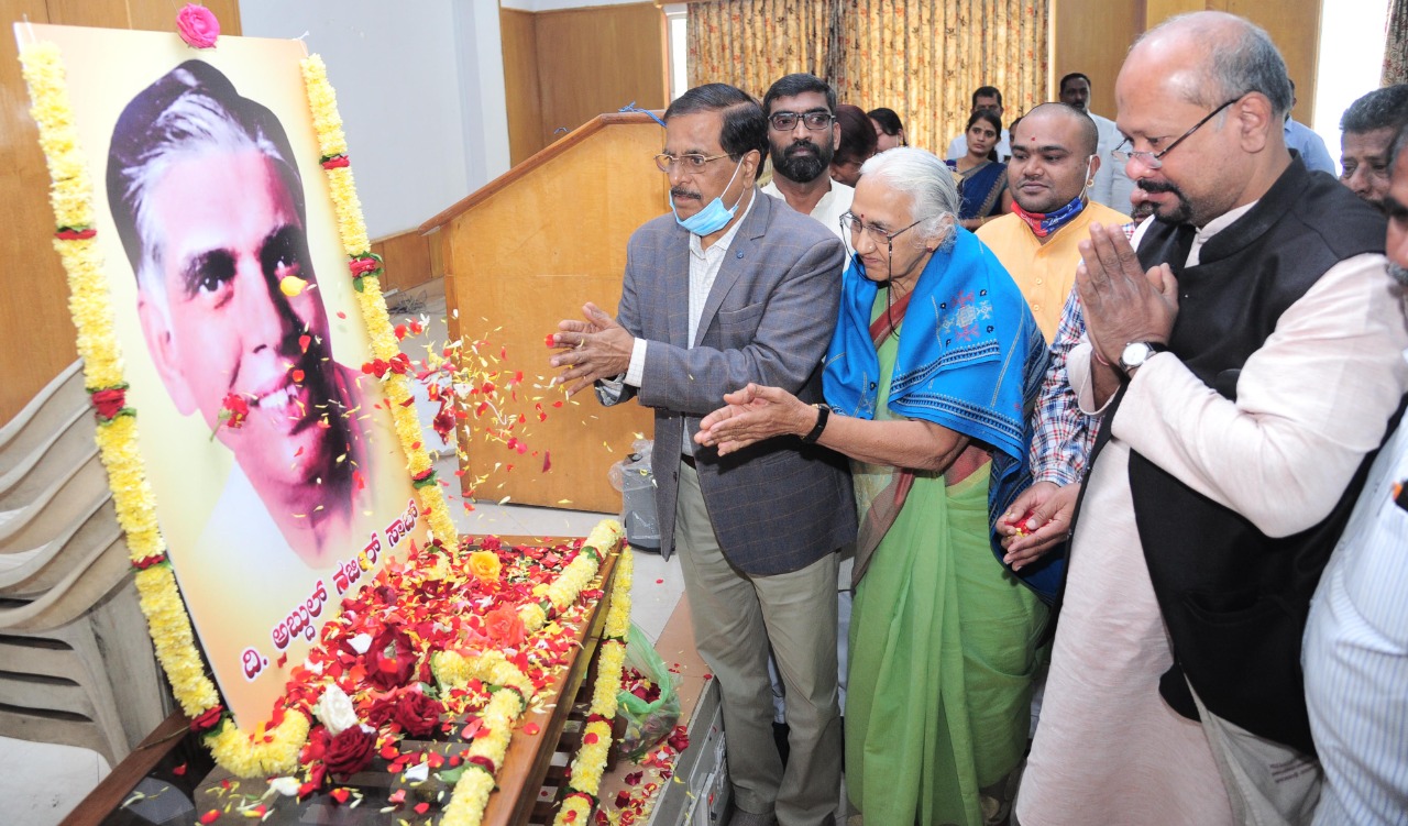 ಅಧಿಕಾರಿಗಳು  ಸಾಹೇಬಗಿರಿಯಿಂದ ಹೊರಬಂದು ಸಾಮಾನ್ಯರ ಕೆಲಸ ಮಾಡುವಂತೆ ಶ್ರಮಿಸಿದ ಕೀರ್ತಿ ನಝೀರ್ ಸಾಬ್‍ಗೆ ಸಲ್ಲುತ್ತದೆ