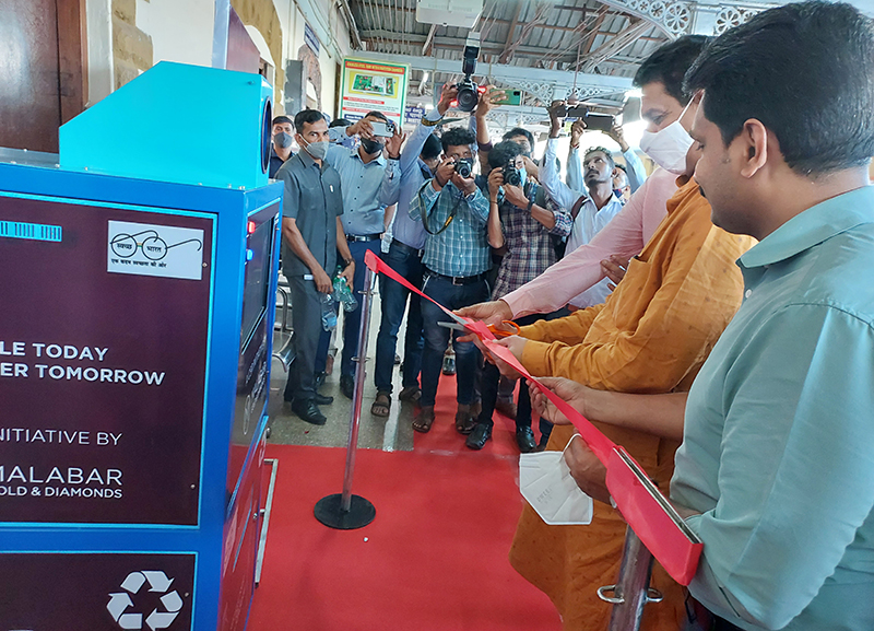 ಮಂಗಳೂರು; ಮಲಬಾರ್ ಗೋಲ್ಡ್‌ನ ಸಿಎಸ್‌ಆರ್ ನಿಧಿಯಿಂದ ಬೋಟಲ್ ಕ್ರಶಿಂಗ್ ಮೆಶಿನ್ ಸಮರ್ಪಣೆ