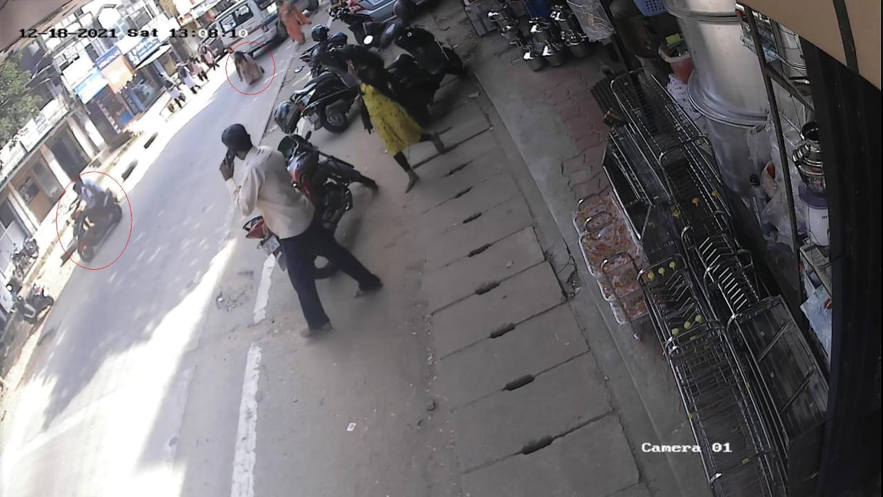 ಕುಂದಾಪುರ: ಪೋಲಿಸ್ ರಿಂದ ತಪ್ಪಿಸಿಕೊಳ್ಳುವ ಧಾವಂತ; ವಿದ್ಯಾರ್ಥಿನಿಗೆ ಢಿಕ್ಕಿ ಹೊಡೆದು ಪರಾರಿಯಾದ ಸ್ಕೂಟರ್ ಸವಾರರು