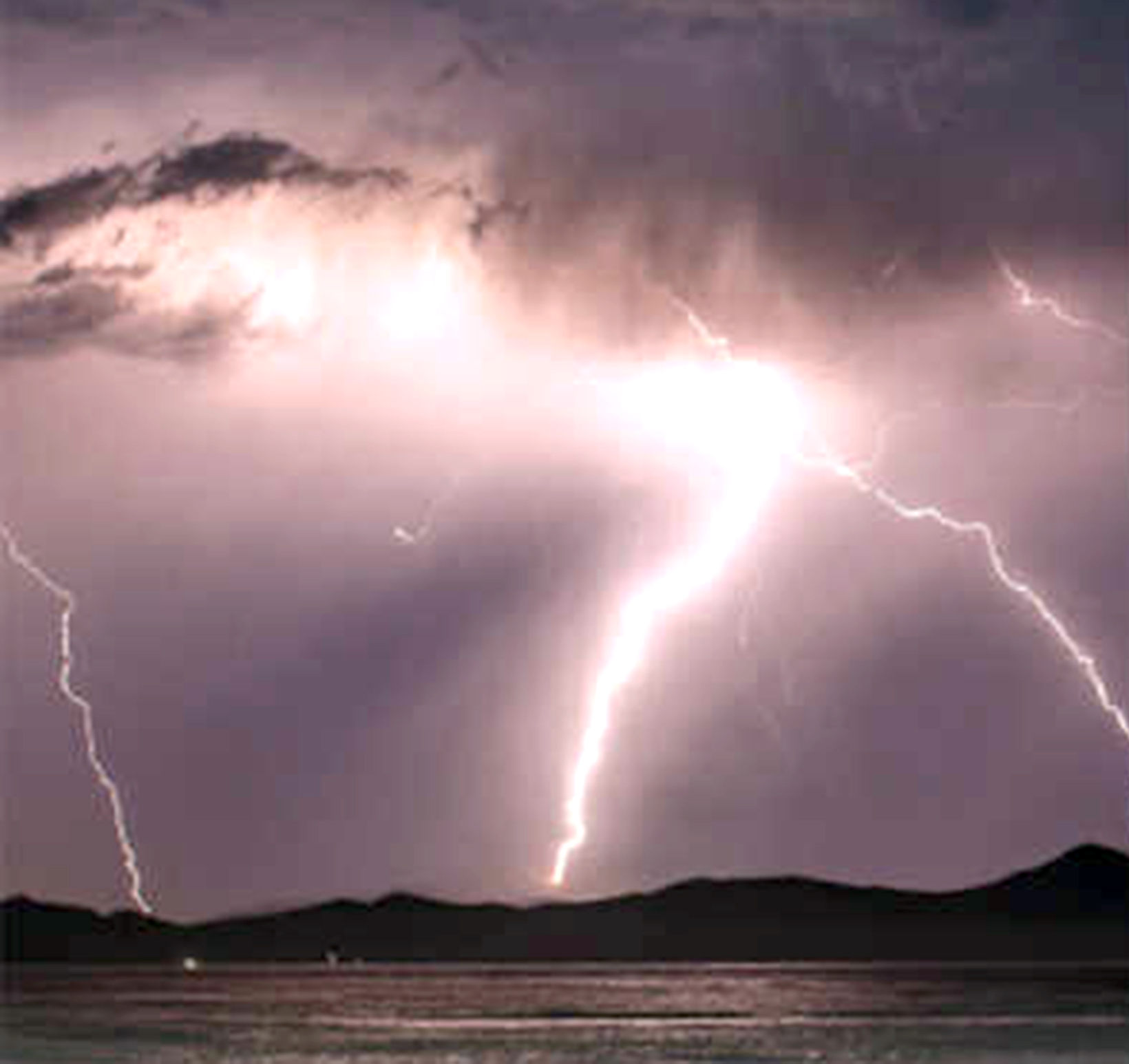 ಮಳೆಗಾಲ ಪೂರ್ತಿ ಗುಡುಗು-ಮಿಂಚಿನ ಆರ್ಭಟ ಮಳೆಗಾಲ ಪೂರ್ತಿ ಗುಡುಗು-ಮಿಂಚಿನ ಆರ್ಭಟ