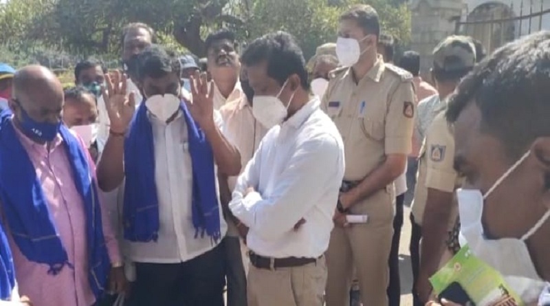 ಪಿರಿಯಾಪಟ್ಟಣ: ಮ್ಯಾನ್ ಹೋಲ್ ಸ್ವಚ್ಛಗೊಳಿಸಲು ಇಳಿದ ಪೌರಕಾರ್ಮಿಕರು; ಓರ್ವ ಮೃತ್ಯು, ಇಬ್ಬರು ಅಸ್ವಸ್ಥ