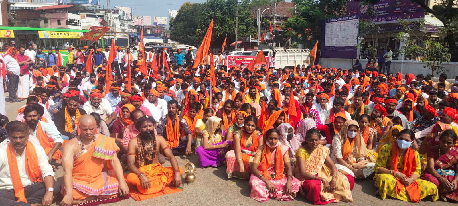 ಮಂಗಳೂರು: ಕಾರಿಂಜೇಶ್ವರ ದೇವಳ ಪರಿಸರದಲ್ಲಿ ಗಣಿಗಾರಿಕೆ ನಿಲ್ಲಿಸಲು ಒತ್ತಾಯಿಸಿ ಹಿಂಜಾವೇ ಧರಣಿ