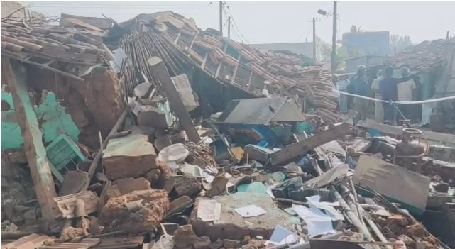 ಕೊಳ್ಳೇಗಾಲ: ಮನೆಯಲ್ಲಿ ಭಾರೀ ಸ್ಫೋಟ; ಹಲವು ಮನೆಗಳಿಗೆ ಹಾನಿ