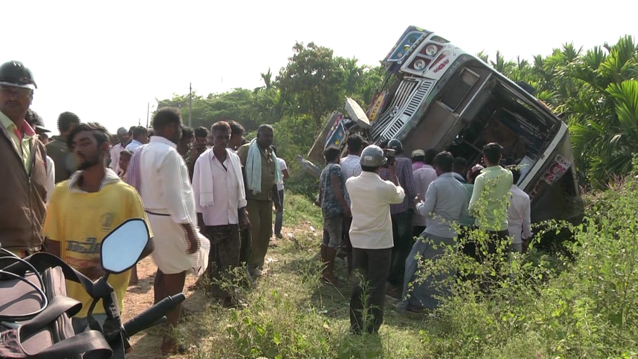 ವಿದ್ಯುತ್ ಟ್ರಾನ್ಸ್ ಫಾರ್ಮರ್ ಗೆ ಢಿಕ್ಕಿ ಹೊಡೆದು ಪಲ್ಟಿಯಾದ ಬಸ್: 20ಕ್ಕೂ ಹೆಚ್ಚು ಮಂದಿಗೆ ಗಾಯ
